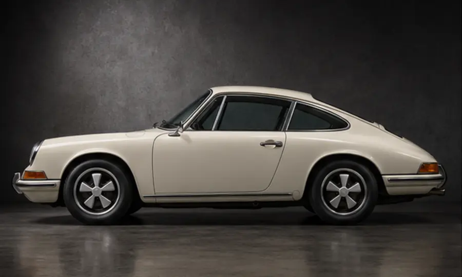 Luchtgekoelde klassieke Porsche 911 in zijaanzicht