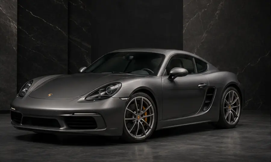 Porsche 718 Cayman in een donkere fotostudio