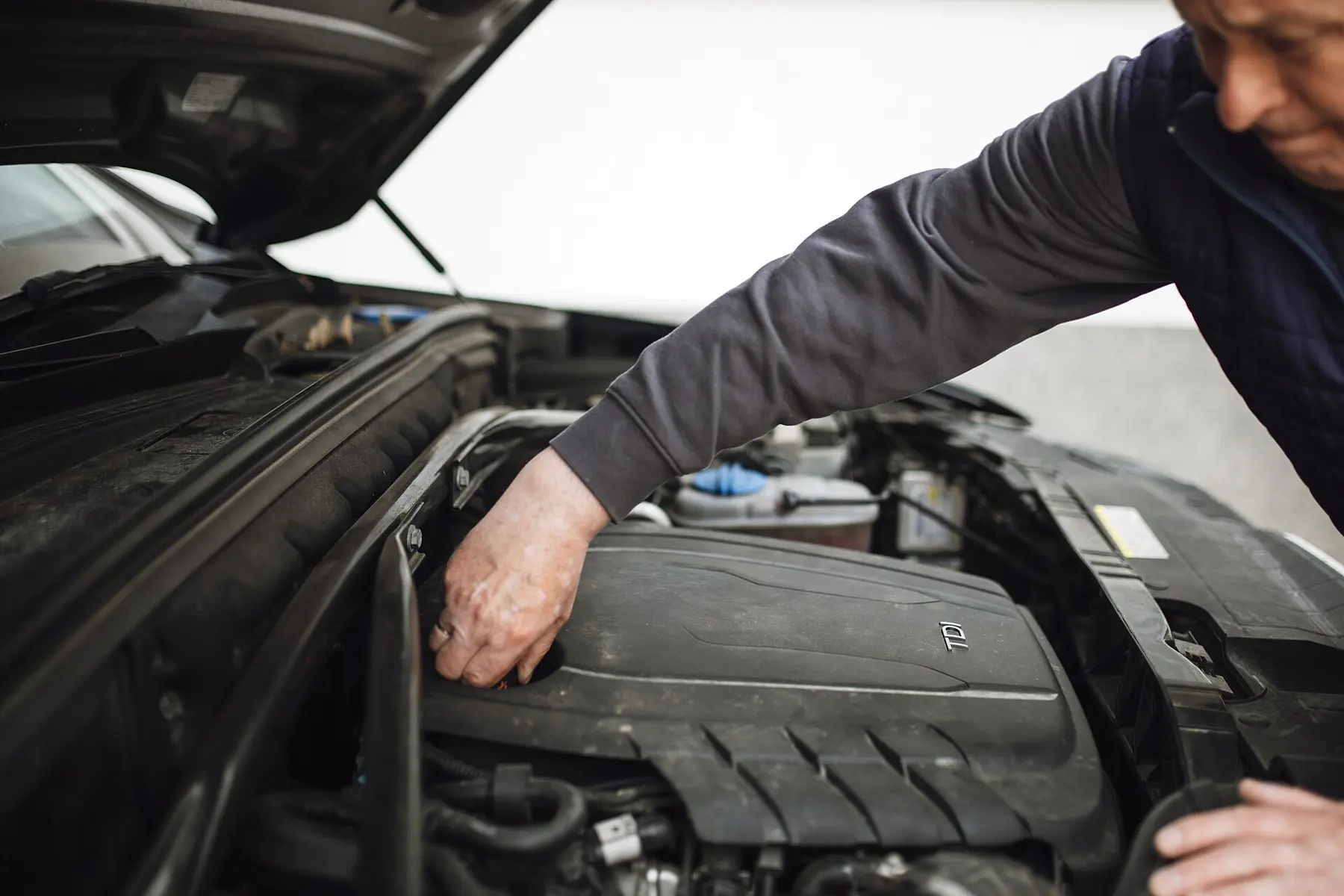 Technische voertuiginspectie in een werkplaats